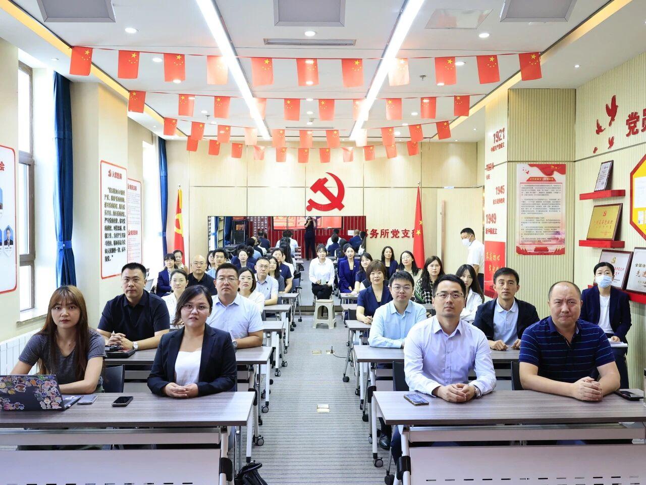 盈科党建|盈科呼和浩特党支部组织观看抗战胜利80周年阅兵：铭记历史，砥砺前行